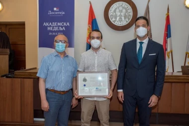 VELIKA ČAST ZA NAJUSPEŠNIJE STUDENTE: Stipendiju im lično dodelio Vanja Udovičić