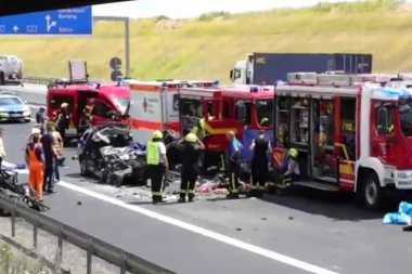 (FOTO, VIDEO) PRVI SNIMCI UŽASA U NEMAČKOJ: Poginula četvorica Srba, automobil potpuno smrvljen od siline udara