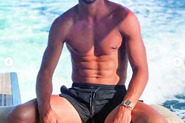 (FOTO) SRPSKI FUDBALERI SE ODMARAJU U JEKU ŠAMPIONATA: Dok Hrvati na Evro gaze -  "Orlovi" se brčkaju i plaže obilaze!