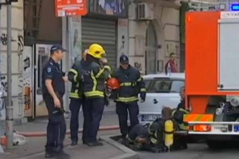 POŽAR U KOSOVSKOJ ULICI!  Izgoreo magacin marketa,  vatra oštetila tri sprata stambene zgrade