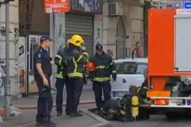 POŽAR U KOSOVSKOJ ULICI!  Izgoreo magacin marketa,  vatra oštetila tri sprata stambene zgrade