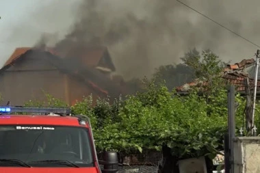 Požar u Belegišu progutao dve kuće: Vatrogasci se jedva izborili sa plamenom!