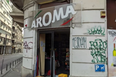 (FOTO) NEISPRAVNE INSTALACIJE IZAZVALE POŽAR? Izgoreo magacin prodavnice u centru Beograda, oštećeni i prozori okolnih stanova!