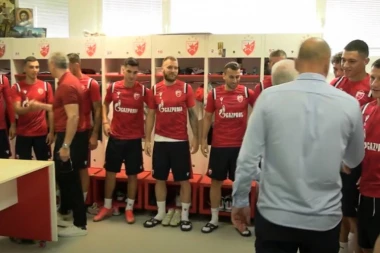 (VIDEO) PRIGODAN DOČEK: Čelnici Zvezde u vedroj atmosferi pozdravili igrače na okupljanju