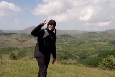 (VIDEO) RAMUŠE, SMANJI DOŽIVLJAJ! Brutalna provokacija Haradinaja, naoružan šeta kosovskim planinama!