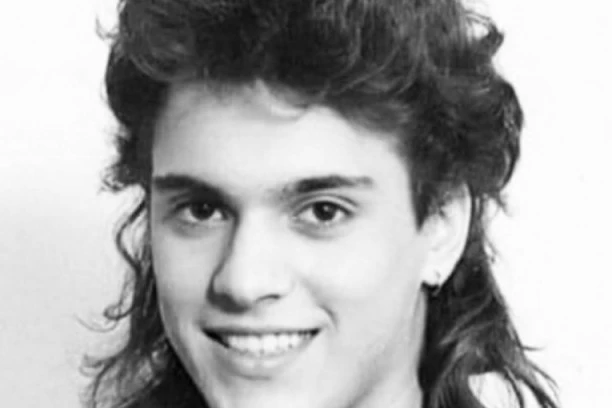 (FOTO) ŽENE SU UMIRALE ZA NJIM, A I DANAS IZGLEDA KAO DEČAK: Znate li ko je pevač sa slike?