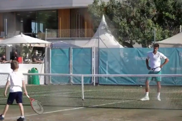 IVER NE PADA DALEKO OD KLADE: Stefan Đoković "UBIJA" kao NOVAK!