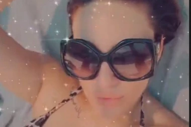 (FOTO) VRELA ANA NIKOLIĆ NA BAZENU: Pevačica se skinula u tigrasti kupaći i pokazala da joj FOTOŠOP nije potreban!