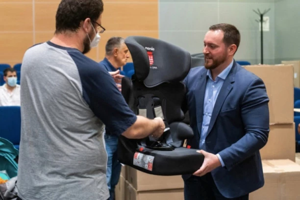 (FOTO) DODELJENA BESPLATNA AUTO SEDIŠTA: Pronatalitetna politika APSOLUTNI IMPERATIV GO Stari grad