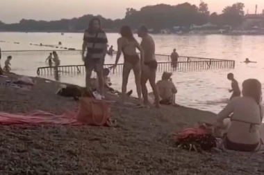 (VIDEO) HOROR SNIMAK SA ADE CIGANLIJE: Muškarac juri ženu, a potom je krvnički šutira u glavu dok svi ĆUTE I GLEDAJU