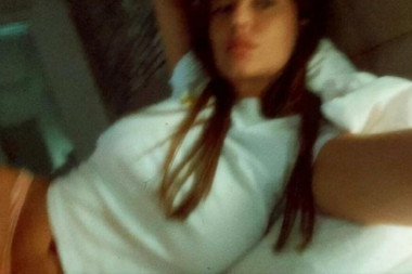 (FOTO) KRALJICA VRELIH FOTKI: Procurila privatna fotka Kija Kockar iz kreveta, bujni dekolte mamio je uzdahe, a ovaj detalj će vas ŠOKIRATI!