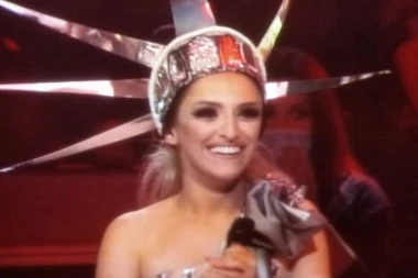 KIP SLOBODE U ZVEZDAMA GRANA! Pevačica otkrila da joj KOSTIME osmišljava SVEŠTENIK!