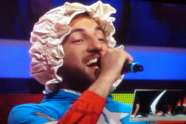 (FOTO) NEZAPAMĆEN NASTUP U GRANDU! Pevači napravili haos svojim performansom!