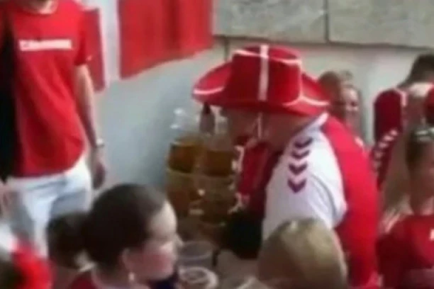 (VIDEO) EVROPA BRUJI O NJEMU: Navijač Danske na prepunoj tribini nosio 12 PIVA i HOT DOG, a onda se desilo OVO