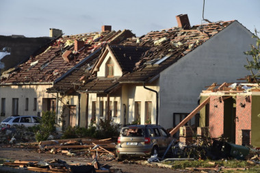 JEZIVE SCENE APOKALIPSE U ČEŠKOJ! Tornado sravnio sela sa zemljom (FOTO)