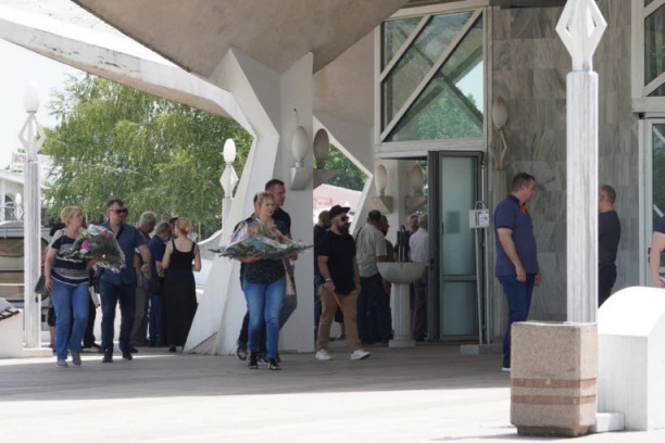 (FOTO) OTAC POPULARNOG REPERA ISPRAĆEN NA VEČNI POČINAK: Vuk Mob prebledeo od BOLA, drži se za GLAVU!