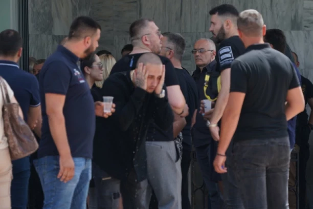 VUKA MOBA JURE ZELENAŠI, DUGUJE IM PREKO 100. 000 EVRA: Reper uzimao LUKS kola, a sad mu došlo sve na NAPLATU, sakrio se u mišiju rupu! (FOTO)