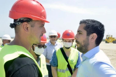 MORAMO DA GRADIMO, ALI I DA ČUVAMO LJUDE! Ministar Momirović obišao radnike koji grade deonicu Novi Beograd-Surčin!