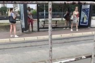 MANIJAK MALTRETIRAO DEVOJKE NA  AUTOKOMANDI! Masturbirao na autobuskoj stanici (FOTO)