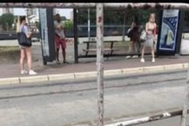 MANIJAK MALTRETIRAO DEVOJKE NA  AUTOKOMANDI! Masturbirao na autobuskoj stanici (FOTO)