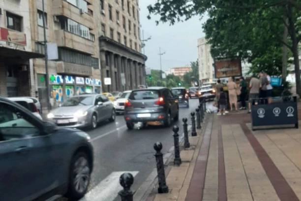 (FOTO) UŽASNA SCENA U BEOGRADU: Automobil udario pešaka dok je pretrčavao ulicu