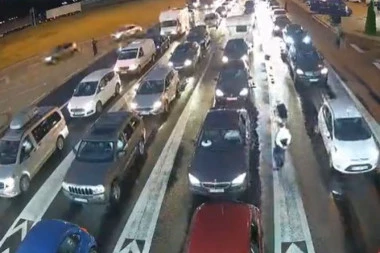 OGROMNE GUŽVE NA PREŠEVU: Automobili čekaju po nekoliko sati da uđu u Makedoniju