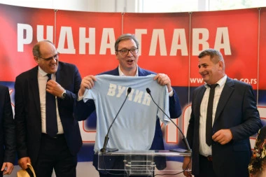 (FOTO) Vučić dobio dres FK "Rudna Glava" sa svojim imenom