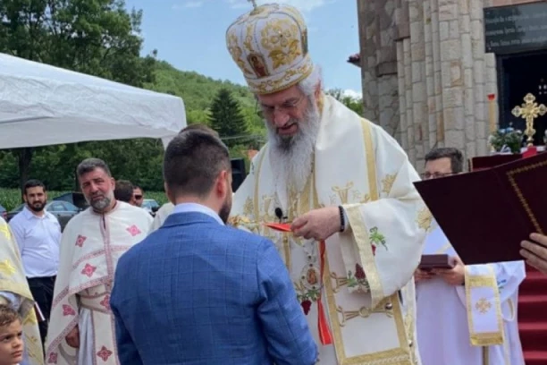 (FOTO) OSVEŠTAN NOVOIZGRAĐENI PAROHIJSKI DOM: Episkop šumadijski Jovan posle liturgije uručio odlikovanja za doprinos