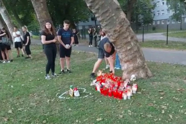 (VIDEO) TUŽAN PRIZOR NA SAVI: Prijatelji pale sveće na mestu nesreće gde je stradala devojka (20)