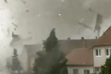 (VIDEO) RADOVAN BIO U SRCU TORNADA I ZABELEŽIO ONO ŠTO JE MALO KO NA SVETU VIDEO! Zastrašujuće svedočanstvo o oluji u Češkoj, koja je ubila i TRUDNICU!