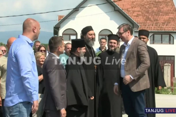 (VIDEO) VUČIĆ U CRKVI SVETOG SAVE! Predsednik u Deževi poručio narodu: Hvala vam što ostajete ovde