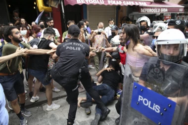 (FOTO, VIDEO) SUZAVCEM RASTERALI GEJEVE! Evo kako su prošli oni koji su se oglušili o ERDOGANOVU ZABRANU PARADE PONOSA!