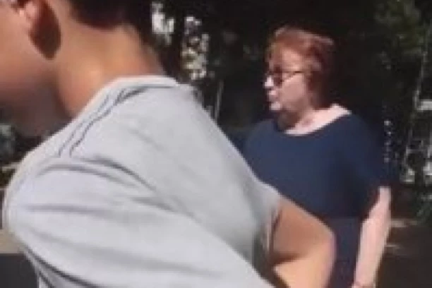 (VIDEO) KLINCI UPUTILI BUJICU UVREDA STARIJOJ GOSPOĐI! Pi*ka ti materina bolesna, mamu ti je*em: Komšiluk nemo posmatrao vređanje bake