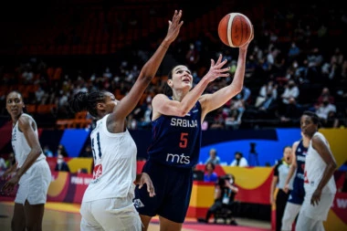 (FOTO) LEGENDARNI FUDBALER BODRIO SRPKINJE: Pojavio se na tribinama u dresu voljenog kluba!