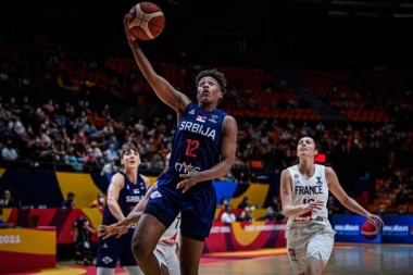 AMERIKANKA KOJU JE SRBIJA ZAVOLELA: Ivon je pevala himnu iz sveg glasa, pa ZATRPALA FRANCUSKU U FINALU!