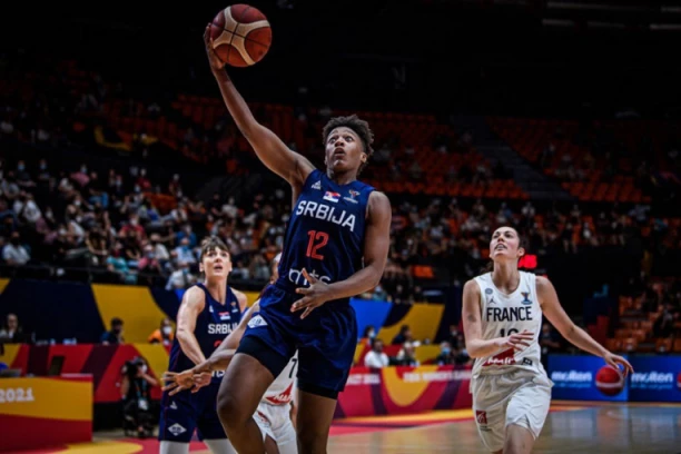 AMERIKANKA KOJU JE SRBIJA ZAVOLELA: Ivon je pevala himnu iz sveg glasa, pa ZATRPALA FRANCUSKU U FINALU!