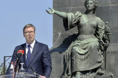(VIDEO) VUČIĆ POLOŽIO VENAC NA SPOMENIK KOSOVSKIM JUNACIMA: Srbija je slobodna i slobodarska zemlja!