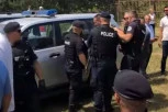 NASTAVLJEN TEROR NAD SRBIMA NA KIM: Policija privela 2 srpska mladića u Klokotu i traga za trećim