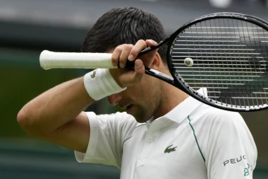 RADI NOVAKU O GLAVI: Đoković u NEPRIJATNOJ SITUACIJI na Vimbldonu, MUKU podelio sa svetom!