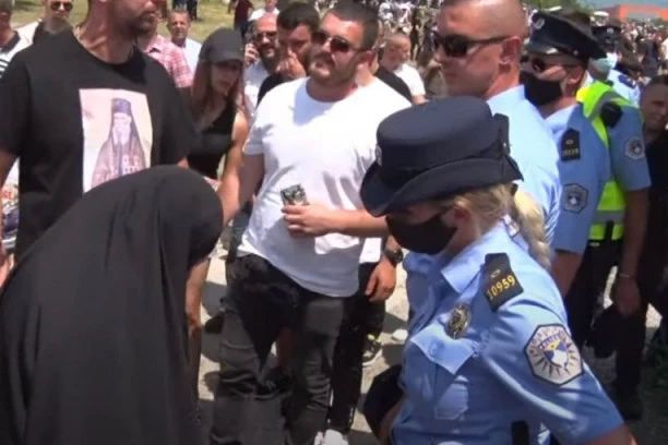 (VIDEO) NOVI SNIMAK JEZIVOG ŠIPTARSKOG IŽIVLJAVANJA NA GAZIMESTANU: Pretresaju MONAHINJU, a onda se ZALEĆU na mladića