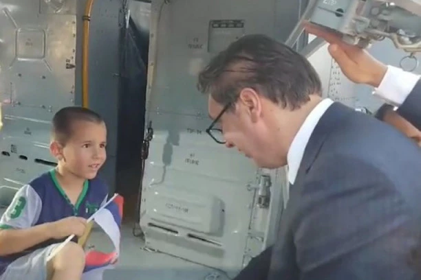 (FOTO) VUČIĆU OPASNOST DAHTALA ZA VRATOM: Pogledajte kako je KOBRA sačuvala glavu predsedniku Srbije