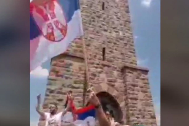 (VIDEO) PODRHTAVA TLO NA KOSOVU POLJU, OKUPILO SE STOTINU LJUDI: Na Gazimestanu VIDOVDAN se ori a TROBOJKA vijori