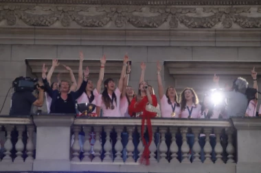 (FOTO) KOŠARKAŠICE NA BALKONU: Gužva ispred skupštine! Narod pozdravlja ŠAMPIONKE EVROPE