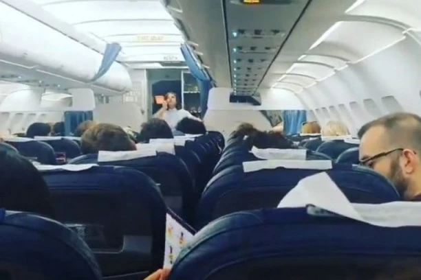 POZNATO ŠTA SE DOGODILO SRPSKOJ STJUARDESI KOJA SE SINOĆ PUTNICIMA OBRATILA U TOTALNOM RASTROJSTVU! Za nevericu!