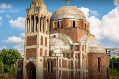 ZABRANILI LITURGIJU NA SPASOVDAN! Policija legitimisala sveštenike u Prištini, kordon sprečavao da se crkva otključa!