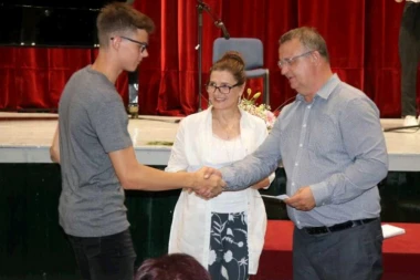 OPŠTINA KLADOVO NAGRADILA 78 UČENIKA KOJI SU IMALI NAJBOLJE REZULTATE! Nikolić: Školarci su naš ponos!