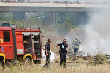 ZATVOREN MAGISTRALNI PUT PANČEVO-SMEDEREVO: Vatrogasci se bore sa zapaljenim kamionom!