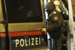 POLICIJA JE UPALA U STAN, ODMAH SU MU STAVILI LISICE NA RUKE: Srbin uhapšen u Beču, krvnični pretukao devojku!