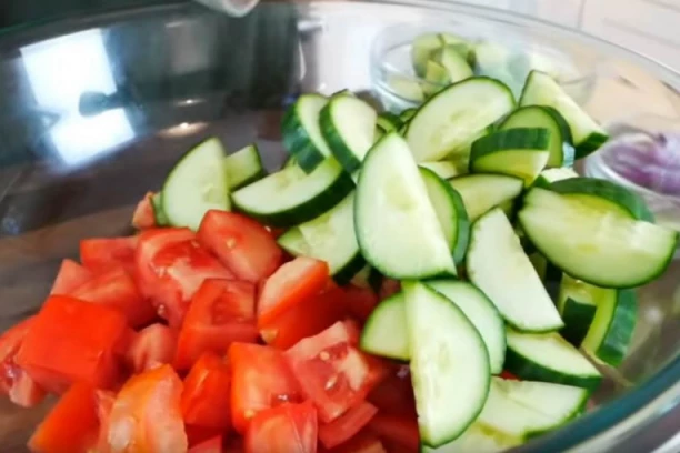 SVI JE VOLIMO, ALI NIJE ZDRAVA: Salata od paradajza i krastavca NIKAKO ne bi trebalo da se jede!