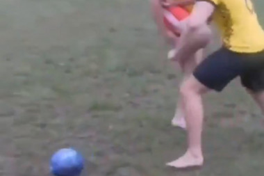 (VIDEO) KOLIKO GLUPA IDEJA OD 1 DO 10? Igrali fudbal BOSI sa kuglom za KUGLANJE! Jedan ostao bez stopala, drugi se SKRŠIO SKOZ!